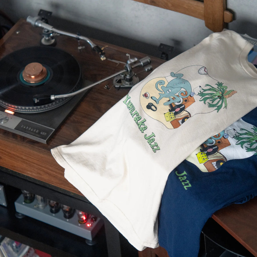 ターンテーブルの横に並べた Room Tee（Ivory と True Navy）（写真は米国で刷る半袖 Room Tee です）